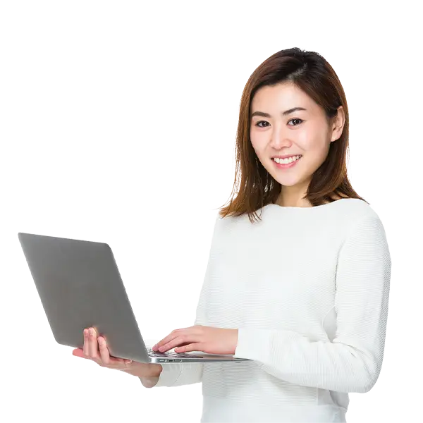 Cliente satisfeita utilizando notebook após conserto em assistência técnica em Indaiatuba